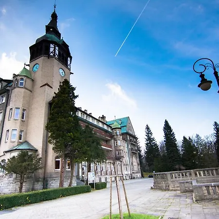 伊泽斯奇公寓 *